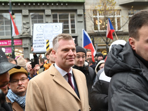 FOTO: Bodyguardi, protesty a společná svačina. Jak vypadalo dopoledne na Národce