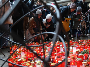 FOTO: Bodyguardi, protesty a společná svačina. Jak vypadalo dopoledne na Národce