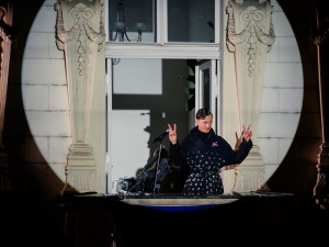 FOTO: Na Národní přišlo i přes déšť 100 tisíc lidí. Lákala hymna i Modlitba pro Martu