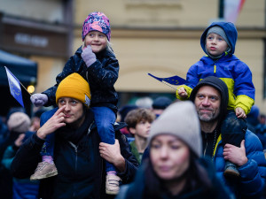 FOTO: Na Národní přišlo i přes déšť 100 tisíc lidí. Lákala hymna i Modlitba pro Martu