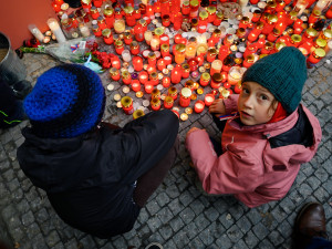 FOTO: Na Národní přišlo i přes déšť 100 tisíc lidí. Lákala hymna i Modlitba pro Martu