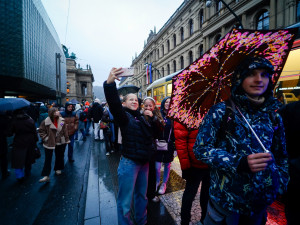FOTO: Na Národní přišlo i přes déšť 100 tisíc lidí. Lákala hymna i Modlitba pro Martu