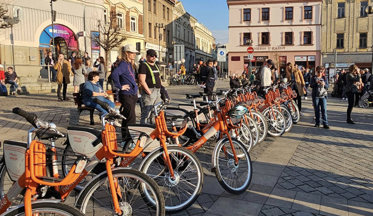 Jezdili bez helmy, kolo už si nepůjčí. V Přerově zrušili účet desítkám mladistvých