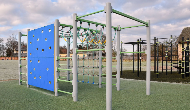 Hradec Králové má novou lanovou a lezeckou stěnu pro děti. Najdete ji v Plačicích