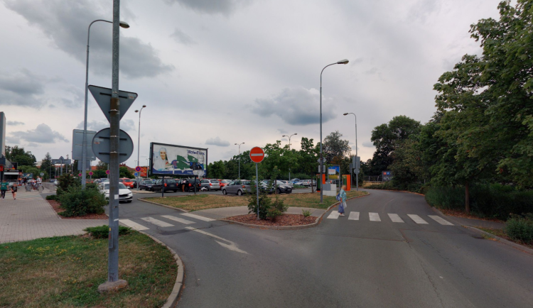 Parkování u Kauflandu bude i nadále zdarma. Hradec dal stopku novým závorám