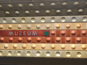 Ve stanici metra Muzeum se vážně zranil údržbář, srazil ho pracovní vlak