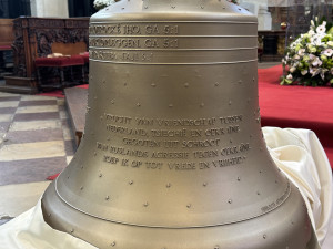 Zvon vyrobený z ruských zbraní na Ukrajině už zní v Praze. Posvětil ho kněz Halík