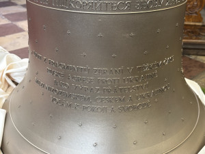 Zvon vyrobený z ruských zbraní na Ukrajině už zní v Praze. Posvětil ho kněz Halík