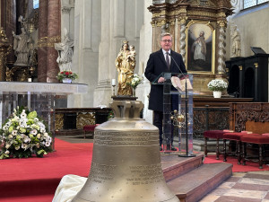 Zvon vyrobený z ruských zbraní na Ukrajině už zní v Praze. Posvětil ho kněz Halík
