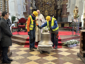 Zvon vyrobený z ruských zbraní na Ukrajině už zní v Praze. Posvětil ho kněz Halík