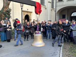 Zvon vyrobený z ruských zbraní na Ukrajině už zní v Praze. Posvětil ho kněz Halík
