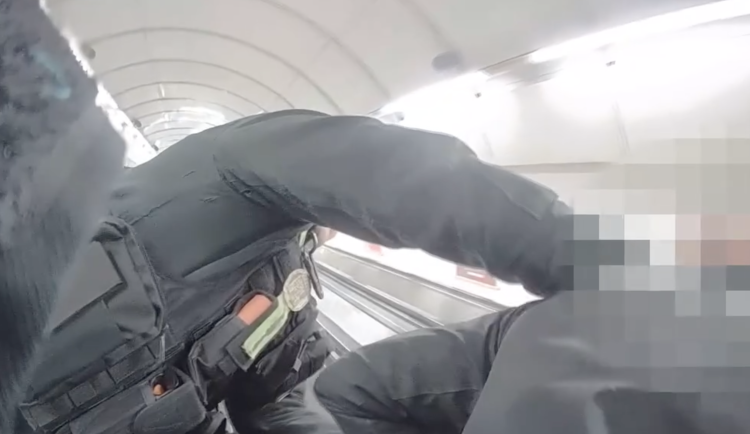 Muže museli držet dva strážníci.