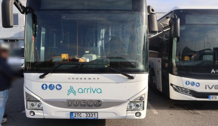 Pád dívky v autobuse u Přáslavic vyšetřuje policie. O pomoc žádá svědky