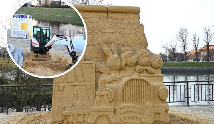 Pískové sochy v Písku mají po sezoně a město je uklízí. Dvě díla zůstanou i přes zimu