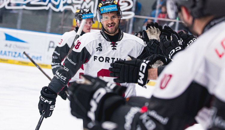 Sparta zvítězila 4:1Hokejisté Sparty zvítězili v duelu 24. extraligového kola v Hradci Králové 4:1 a bodově se dotáhli na vedoucí tým tabulky Třinec. Pražané vyhráli v domácí nejvyšší soutěži sedmý z posledních osmi zápasů. Rozhodli dvěma góly ve druhé tř