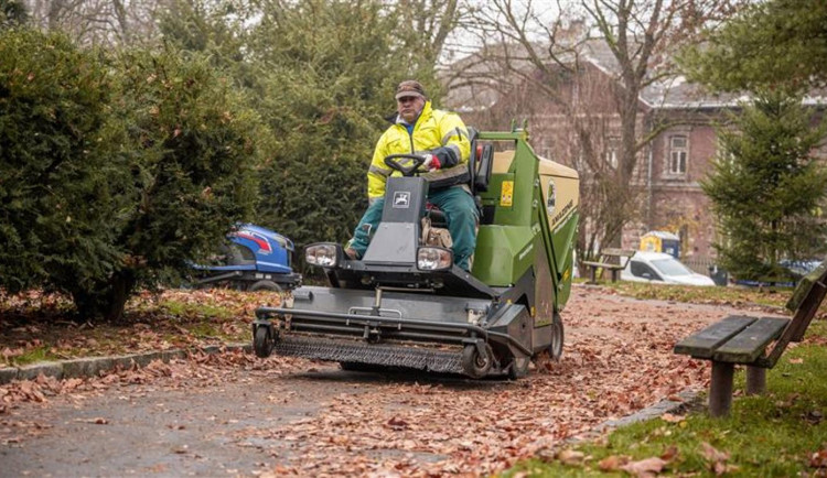 V létě sečou trávu, na podzim sbírají listí. V Jihlavě teď probíhá úklid před zimou