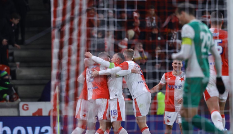 Fotbalisté Slavie zdolali v derby Bohemians 3:1 a drží první místo před