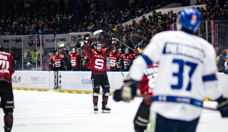 Hokejisté Sparty vyhráli v Kladně 7:3 a dostali se do čela extraligy