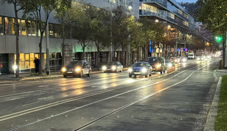 Praha 5 usiluje o zrušení jednosměrky v Radlické, omezení komplikuje dopravu