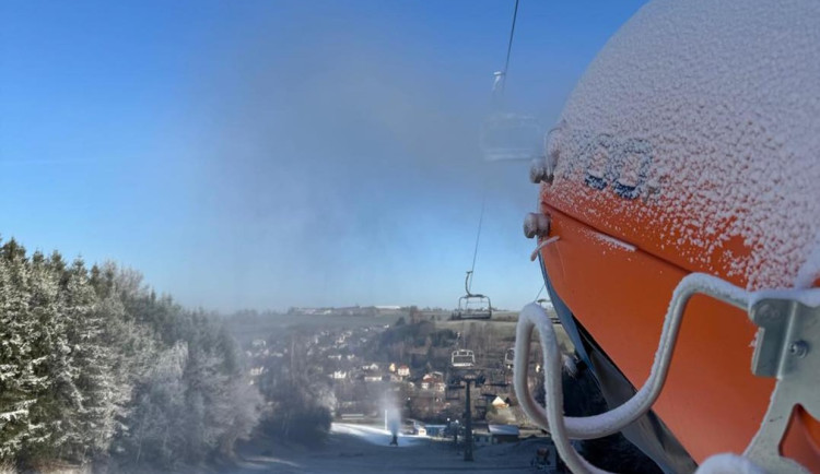 Skiareály na Vysočině už vyrábí sníh, vlekaři se však obávají oblevy