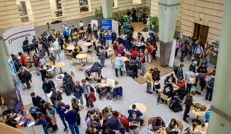 Multimediální den na brněnské Fakultě sociálních studií letos navštívily stovky lidí