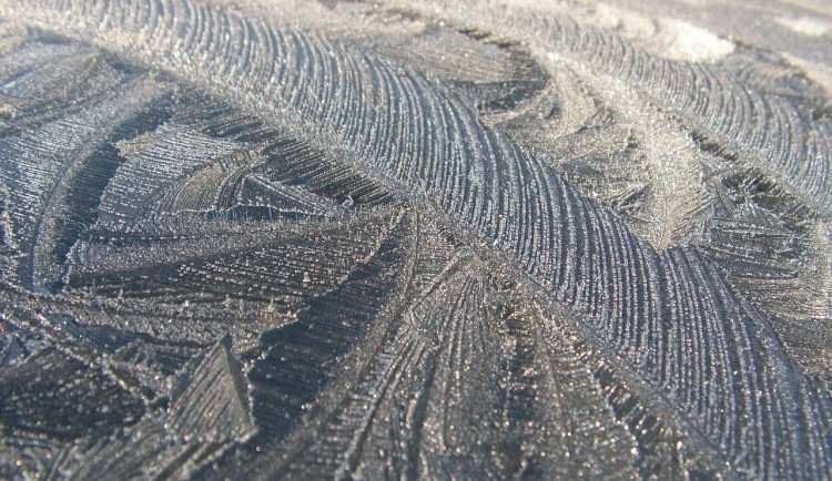 Na Vysočině budou mrznoucí srážky. Meteorologové vydali výstrahu před ledovkou