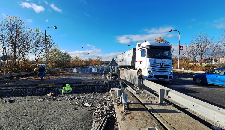 Uzavírka na průtahu Olomoucí se prodlouží. Oprava mostu se má stihnout do Vánoc