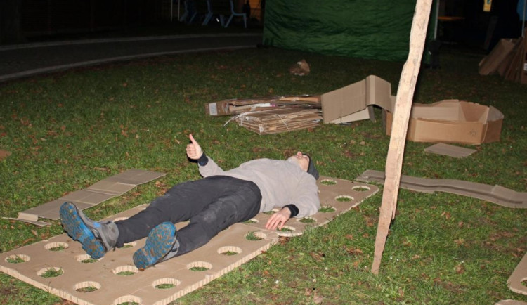 Noc venku ve Dvoře Králové přilákala stovky lidí. Vybraly se tisíce potravin