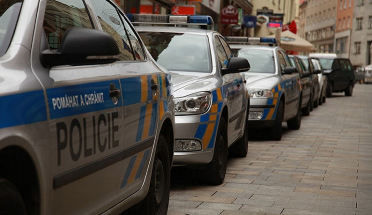 Řidič v České Skalici chytl jiného pod krkem a zlomil mu palec