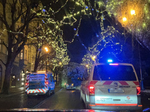 VIDEO: Vánoční strom už po malých problémech zdobí na Staromáku, rozsvítí ho v sobotu