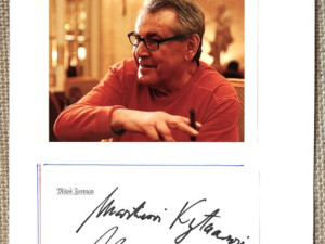 Pokladní nakradl na Hradě milion, stát teď draží jeho sbírku autogramů