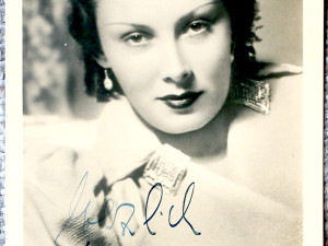 Pokladní nakradl na Hradě milion, stát teď draží jeho sbírku autogramů