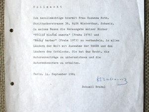 Pokladní nakradl na Hradě milion, stát teď draží jeho sbírku autogramů