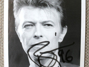 Pokladní nakradl na Hradě milion, stát teď draží jeho sbírku autogramů