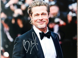 Pokladní nakradl na Hradě milion, stát teď draží jeho sbírku autogramů