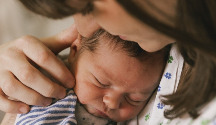 Ani na okamžik sami. Ve Šternberku se snaží, aby novorozenci byli stále s maminkou
