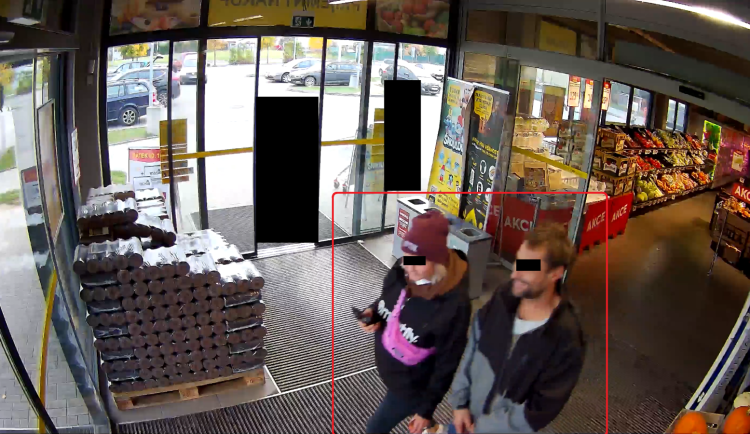 Policie řeší krádež peněženky. Hledá dvojici, která může s případem pomoct