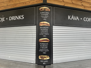 Klobása dražší o deset korun a hudba Ewy Farné. Jaké budou trhy na Staromáku?