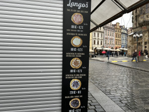 Klobása dražší o deset korun a hudba Ewy Farné. Jaké budou trhy na Staromáku?