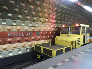 VIDEO: Rozstřihnout bundu, zaškrtit ránu. Podívejte se záchranu muže v metru