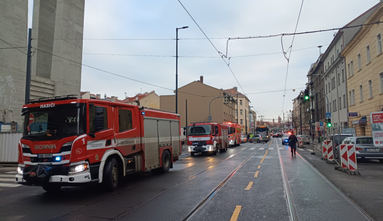 V Nuslích unikl plyn, hasiči kvůli riziku výbuchu evakuují domy