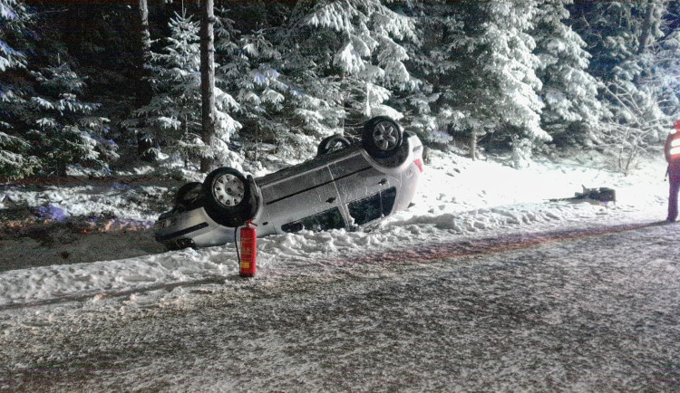 Silnicím na západě Čech hrozí další ledovka. Už dnes auta končila na střeše