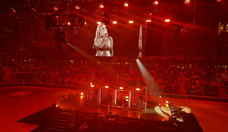 Názorové veletoče, protesty i slzy dojetí Ewy Farné. Tak šel čas s Horáckou arénou