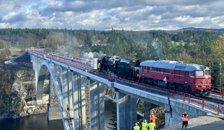 Schwarzenberský most je největším železobetonovým obloukovým mostem v Česku