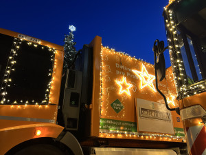 V centru Prahy budou odpad vyvážet dva vánočně ozdobené popelářské vozy