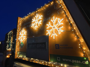 V centru Prahy budou odpad vyvážet dva vánočně ozdobené popelářské vozy