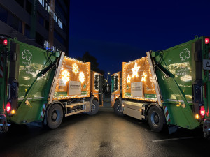 V centru Prahy budou odpad vyvážet dva vánočně ozdobené popelářské vozy