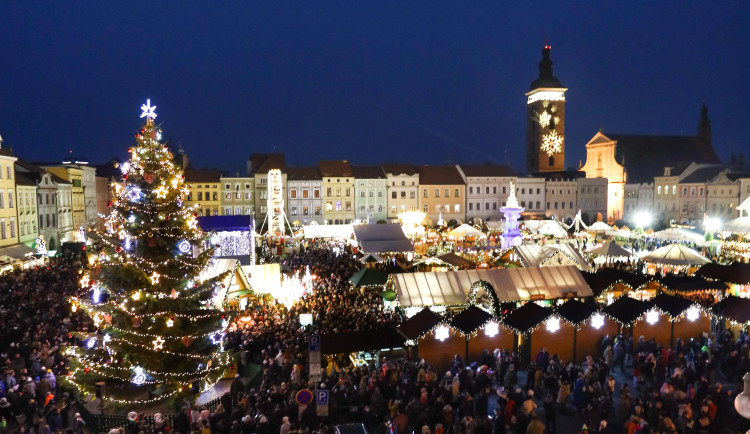Vánoční strom je rozsvícený. Tradici sledovalo plné náměstí