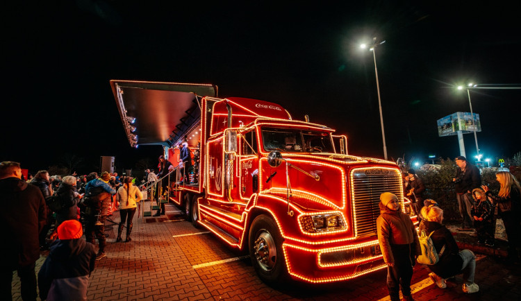 Vánoční kamion Coca-cola přijíždí do Prahy