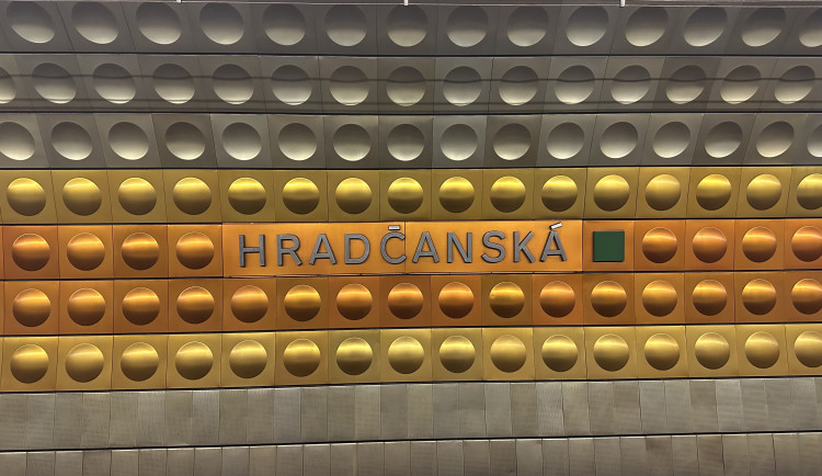 Ve stanici metra Hradčanská spadl do kolejiště člověk, doprava je zastavena